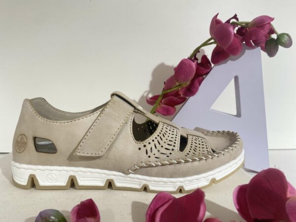 chaussure RIEKER à scratch beige perforée