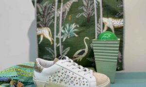 Basket MÉLINÉ dorée et blanche avec clous
