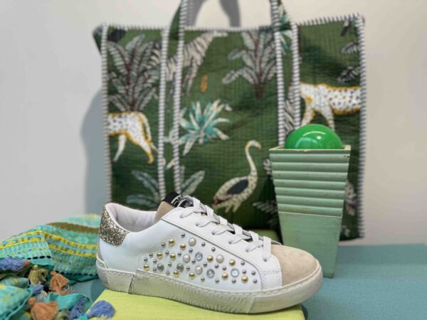 Basket MÉLINÉ dorée et blanche avec clous