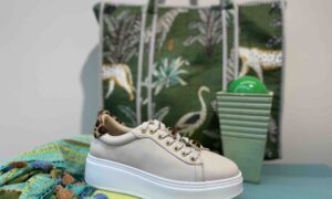 Basket STEP beige et léopard avec des bijoux