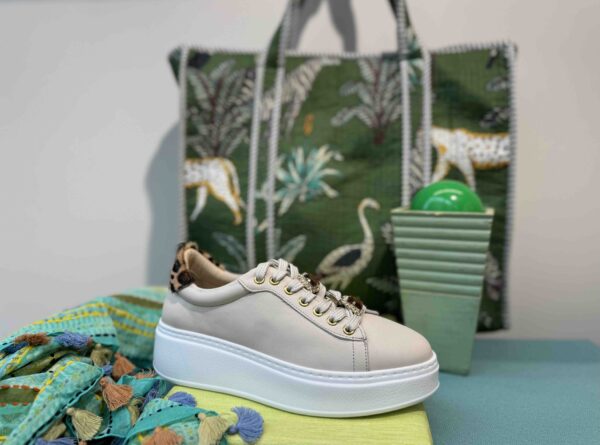 Basket STEP beige et léopard avec des bijoux
