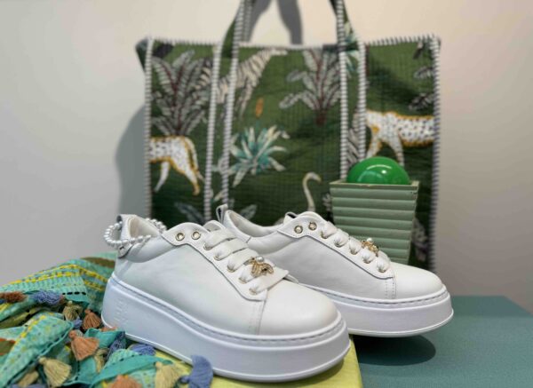 Basket GIO+ blanche avec des bijoux