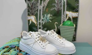 Basket GIO+ blanche et dorée avec bijoux soleil