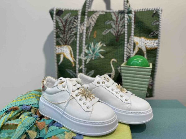 Basket GIO+ blanche et dorée avec bijoux soleil