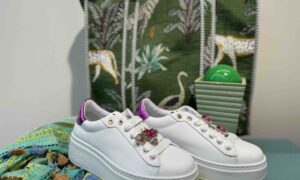Basket GIO+ blanche et rose avec des bijoux