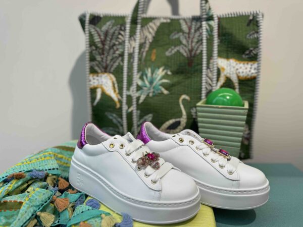 Basket GIO+ blanche et rose avec des bijoux