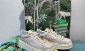 Basket GIO+ beige et bleue avec des bijoux