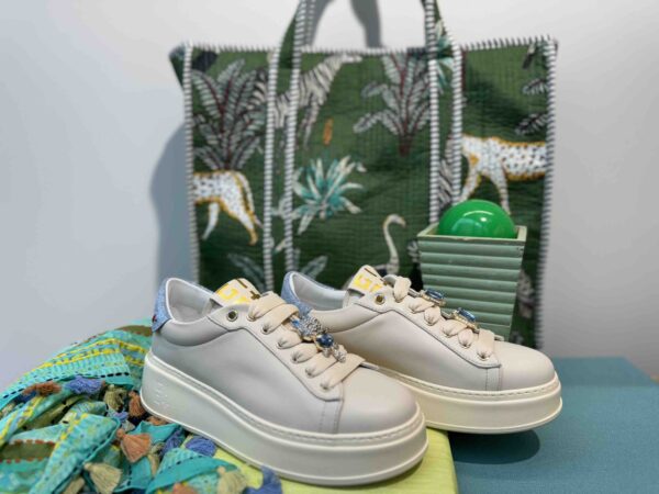 Basket GIO+ beige et bleue avec des bijoux