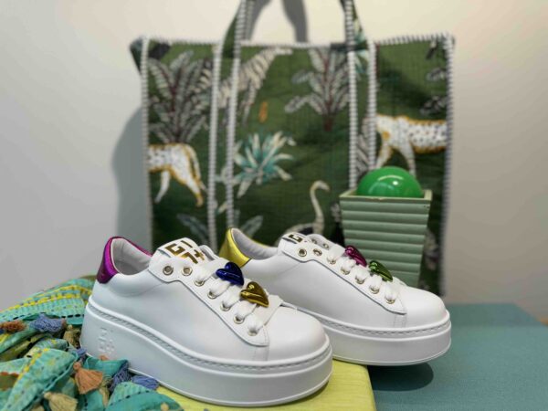Basket GIO+ blanche et colorée avec des bijoux