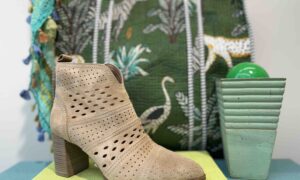 Bottine ALPE talon haut beige nubuck perforée
