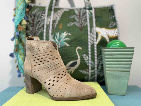 Bottine ALPE talon haut beige nubuck perforée
