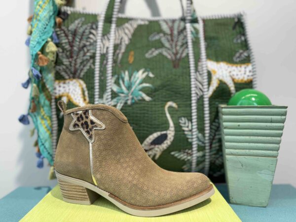 Bottine MKD tiag en nubuck beige avec étoile léopard