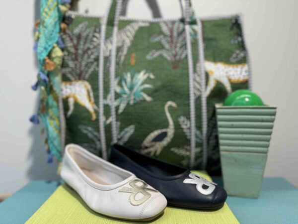 Ballerines REQUINS écru et bleu marine en cuir