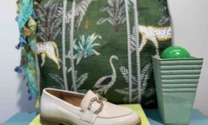 Mocassins MYMA vernis beige avec boucle en strass