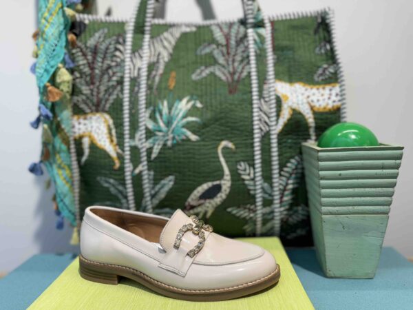 Mocassins MYMA vernis beige avec boucle en strass