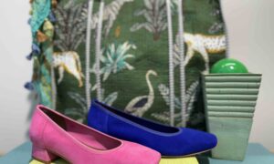 Escarpins ZOÏ petit talon en nubuck rose ou bleu électrique