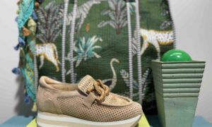 Mocassins SOFTWAVES nubuck beige et boucle en raphia