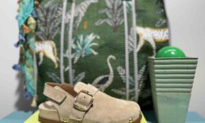 Mules ALPE en nubuck beige avec une bride au talon
