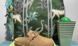 Mules ALPE en nubuck camel boucle strass