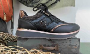 Basket TAMARIS noire à motifs paillettes