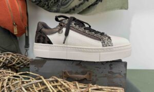 Basket TAMARIS blanche à motifs paillettes et léopard