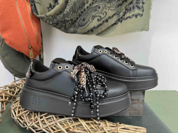 Basket GIO+ noire et bijoux