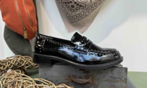 Mocassin TAMARIS vernis noir avec clou