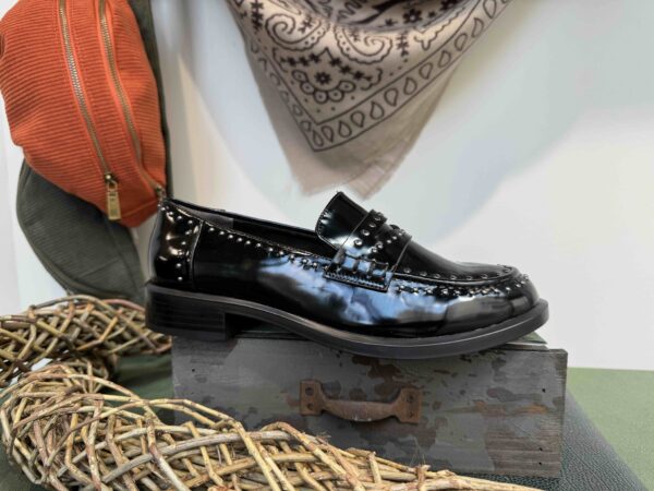 Mocassin TAMARIS vernis noir avec clou