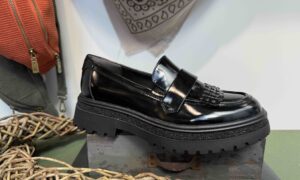 Mocassin TAMARIS semelle épaisse vernis noir à clou