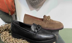 Mocassin TAMARIS cuir noir et nubuck taupe + bijoux
