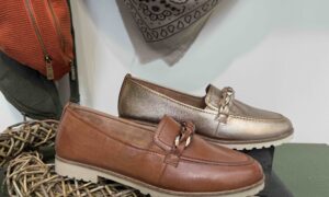 Mocassin TAMARIS cuir doré et camel + bijoux