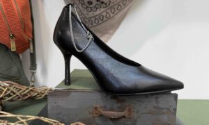 Escarpin TAMARIS cuir noir avec bijoux de cheville