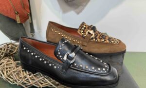 Mocassin MJUS en cuir léopard et noir à clou