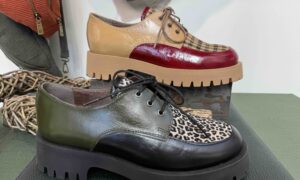 Derby MIMKA rouge et beige ou noir et kaki avec motif