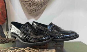 Mocassin MYMA semelle fine vernis croco noir ou bleu marine
