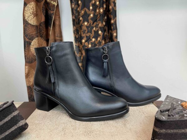 Bottine DORKING à talon avec zip, noire ou bleu marine
