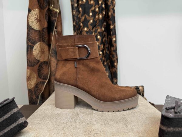 Bottine DORKING à talon épais + boucle, nubuck camel