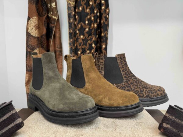 Boots ALIWELL élastiquée en nubuck kaki, camel ou léopard