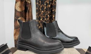 Boots ALIWELL élastiquée en cuir noire vernis ou chocolat