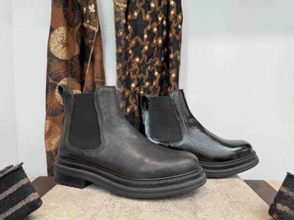 Boots ALIWELL élastiquée en cuir noire vernis ou chocolat