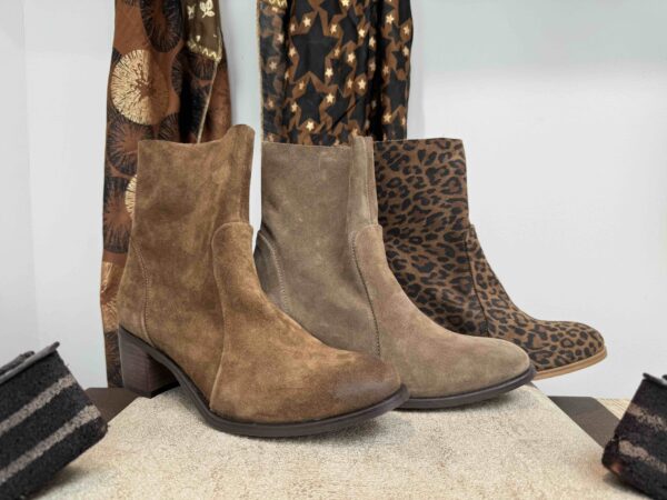 Bottine ALIWELL à talon en nubuck camel, taupe ou léopard