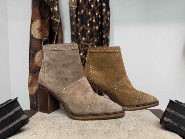 Bottine ALPE à talon haut, bout pointue + clou en nubuck camel ou beige