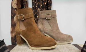Bottine ALPE à talon avec boucle, en nubuck camel ou taupe