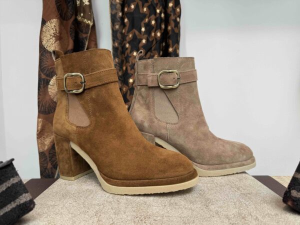 Bottine ALPE à talon avec boucle, en nubuck camel ou taupe