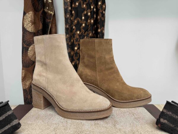 Bottine ALPE à talon semelle crêpe en nubuck beige ou camel