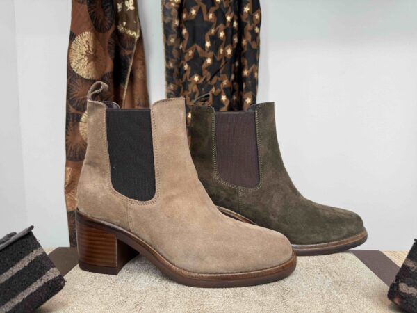 Bottine ALPE à talon, bout rond, en nubuck beige ou kaki