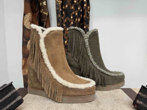 Bottine MIMKA compensée à frange, en nubuck camel ou kaki
