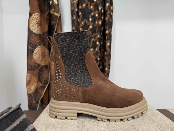 Boots MIMKA crantée à clou + motif léopard, en nubuck camel