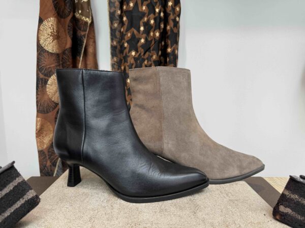 Bottine UNISA avec un talon original, en cuir noir ou nubuck taupe