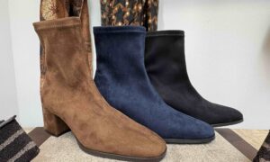 Bottine MISS ÉLASTIQUE à talon, en stretch nubuck noir, camel ou bleu marine